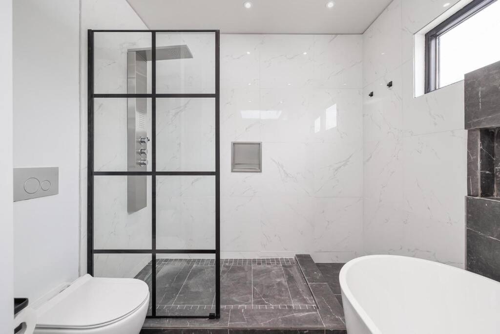 New Modern 1400 Sq Ft Coach House Near Everything Toronto Exterior photo