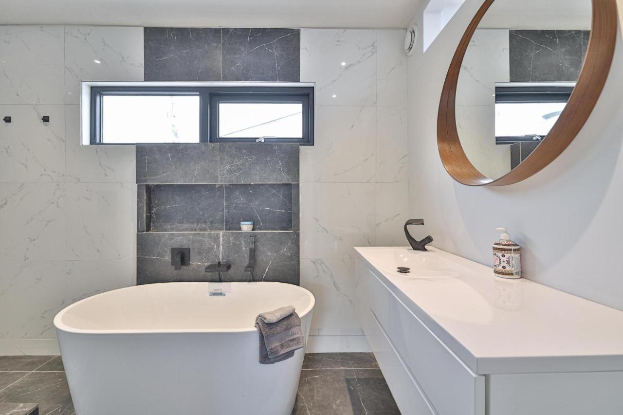 New Modern 1400 Sq Ft Coach House Near Everything Toronto Exterior photo
