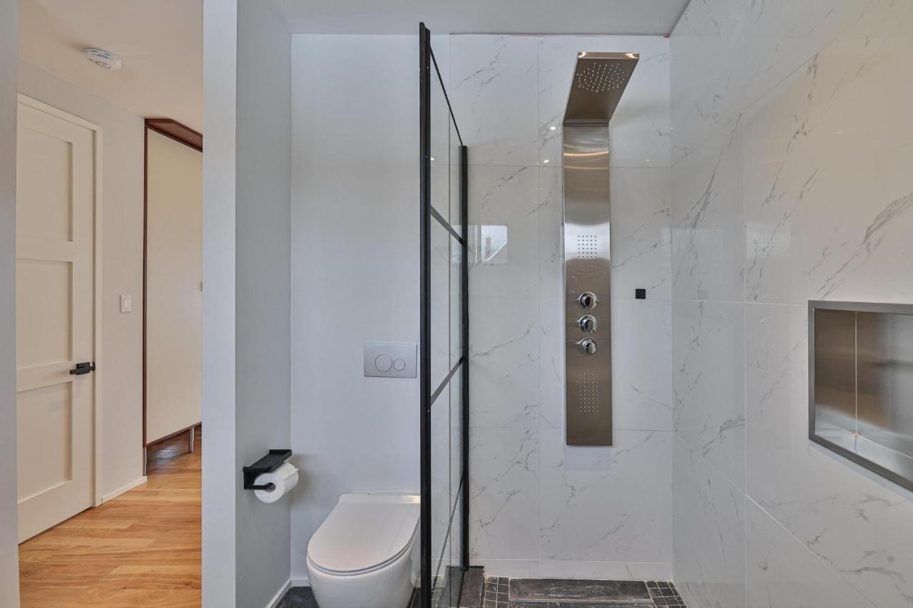 New Modern 1400 Sq Ft Coach House Near Everything Toronto Exterior photo