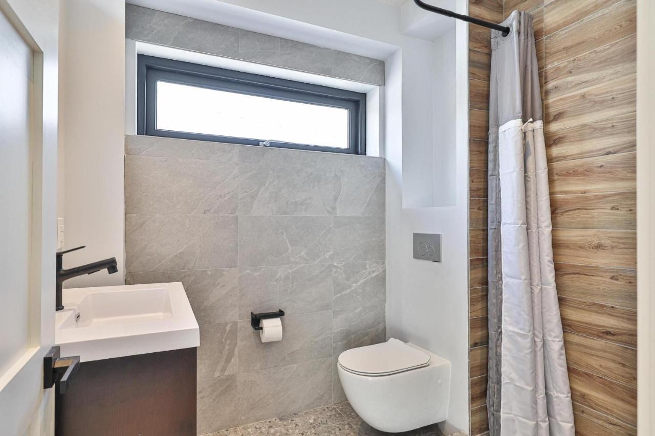 New Modern 1400 Sq Ft Coach House Near Everything Toronto Exterior photo