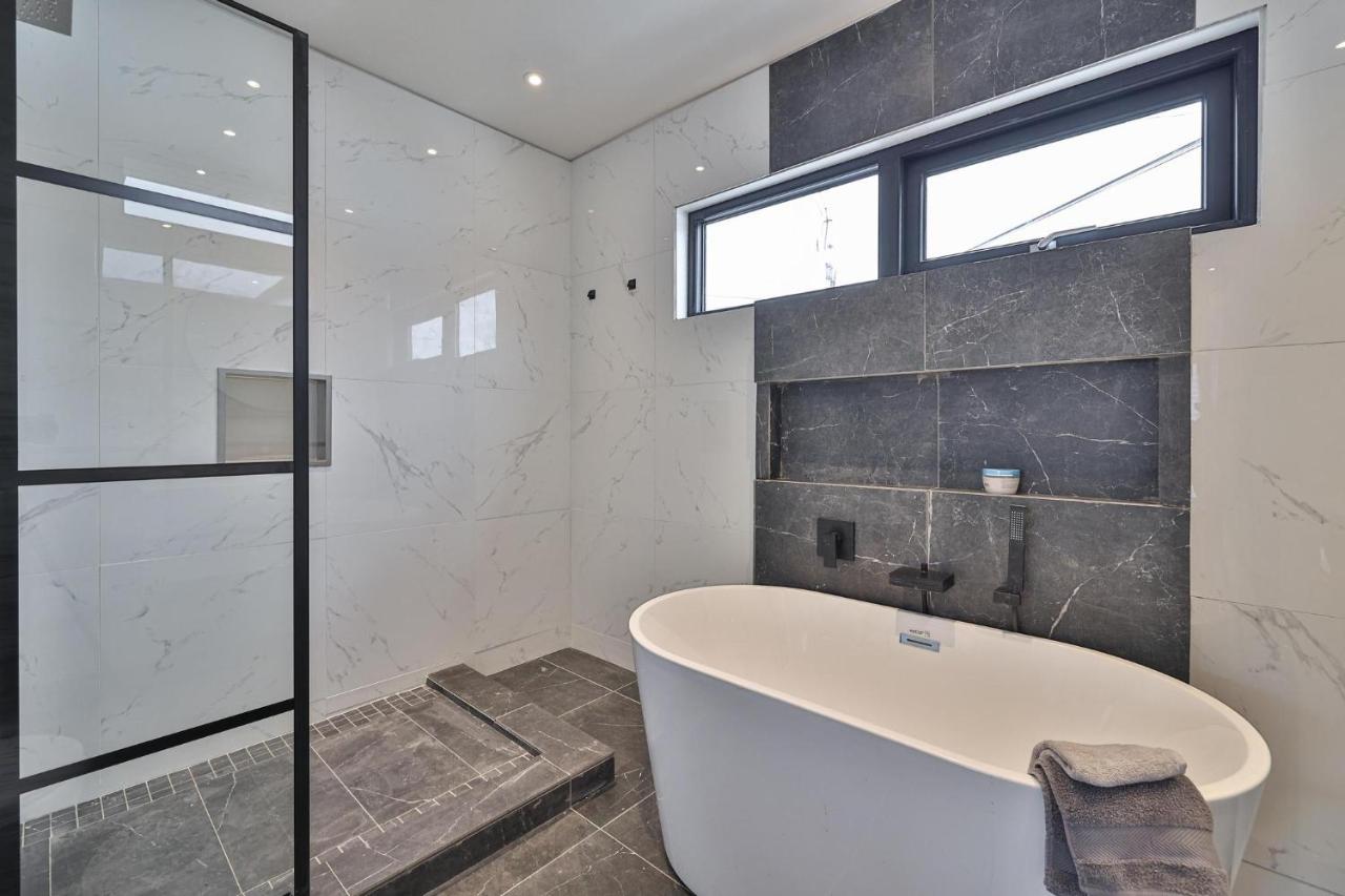New Modern 1400 Sq Ft Coach House Near Everything Toronto Exterior photo